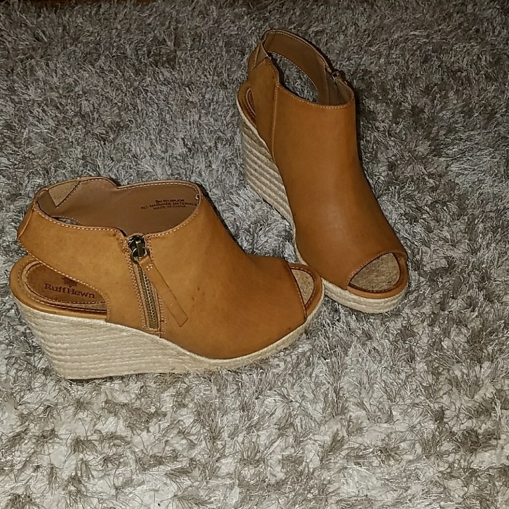 Ruff Hewn Hooded Wedges